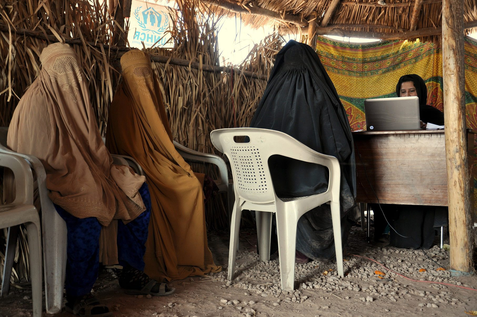 在巴基斯坦的阿富汗婦女，可到聯合國難民署位於賈洛宰難民營服務台進行申訴。（圖／UNHCR by D.A.Khan）